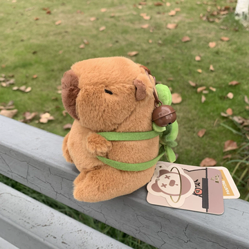 Capibara Viajero con Mochila de Rana y Cascabel!