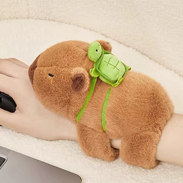 caíbara con peluche