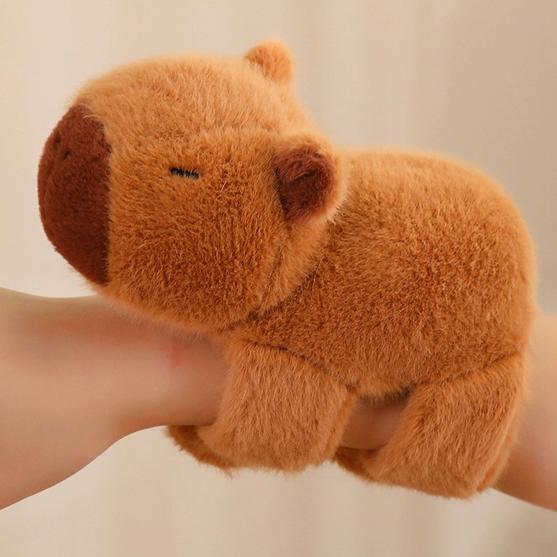 peluche abrazador capibara